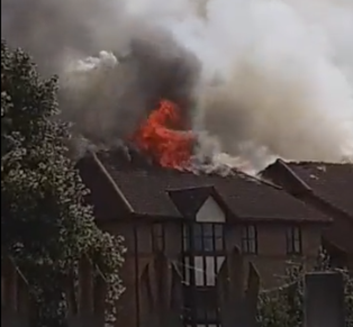 bedford-fire:-‘explosion’-and-huge-blaze-at-block-of-flats-as-major-incident-declared