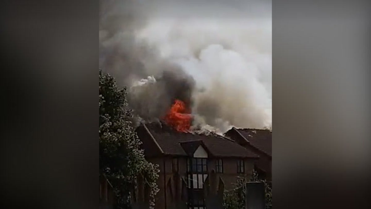 huge-fire-tears-through-block-of-flats-in-bedford-after-‘major-gas-explosion’