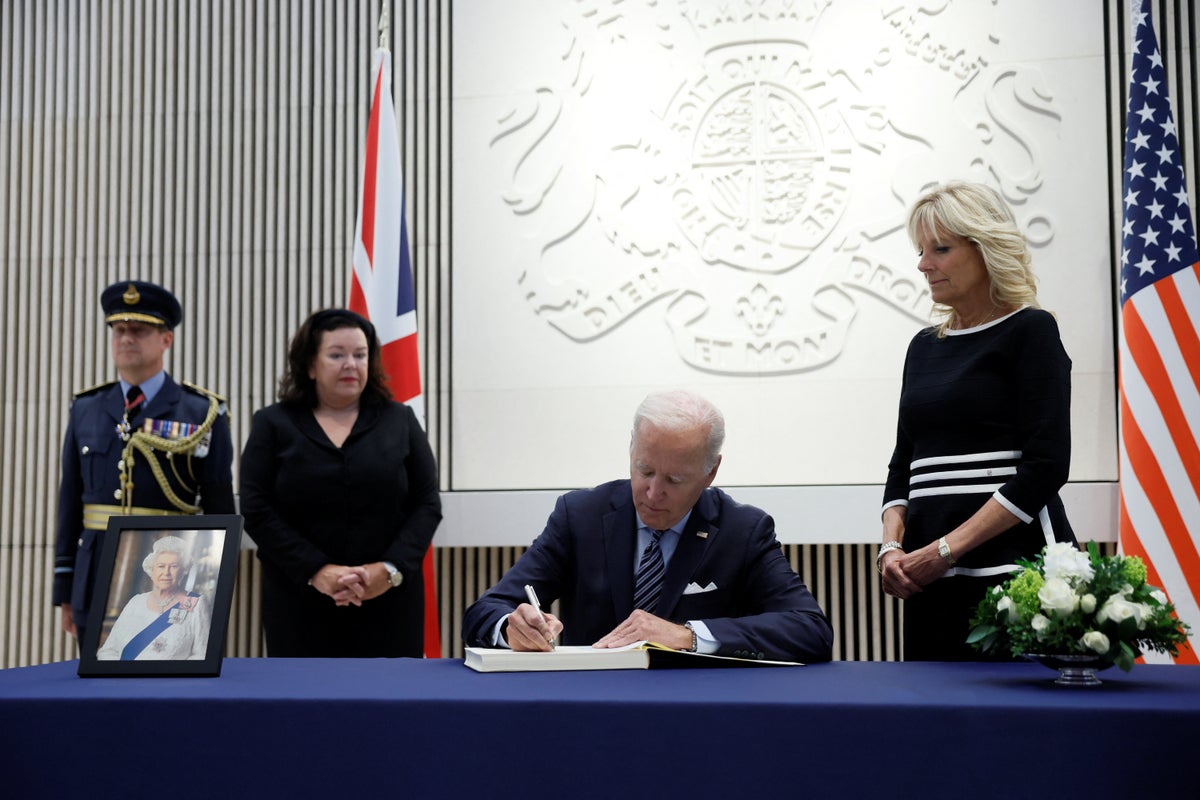 biden-signs-condolence-book-for-queen-elizabeth-at-uk-embassy-in-washington-dc