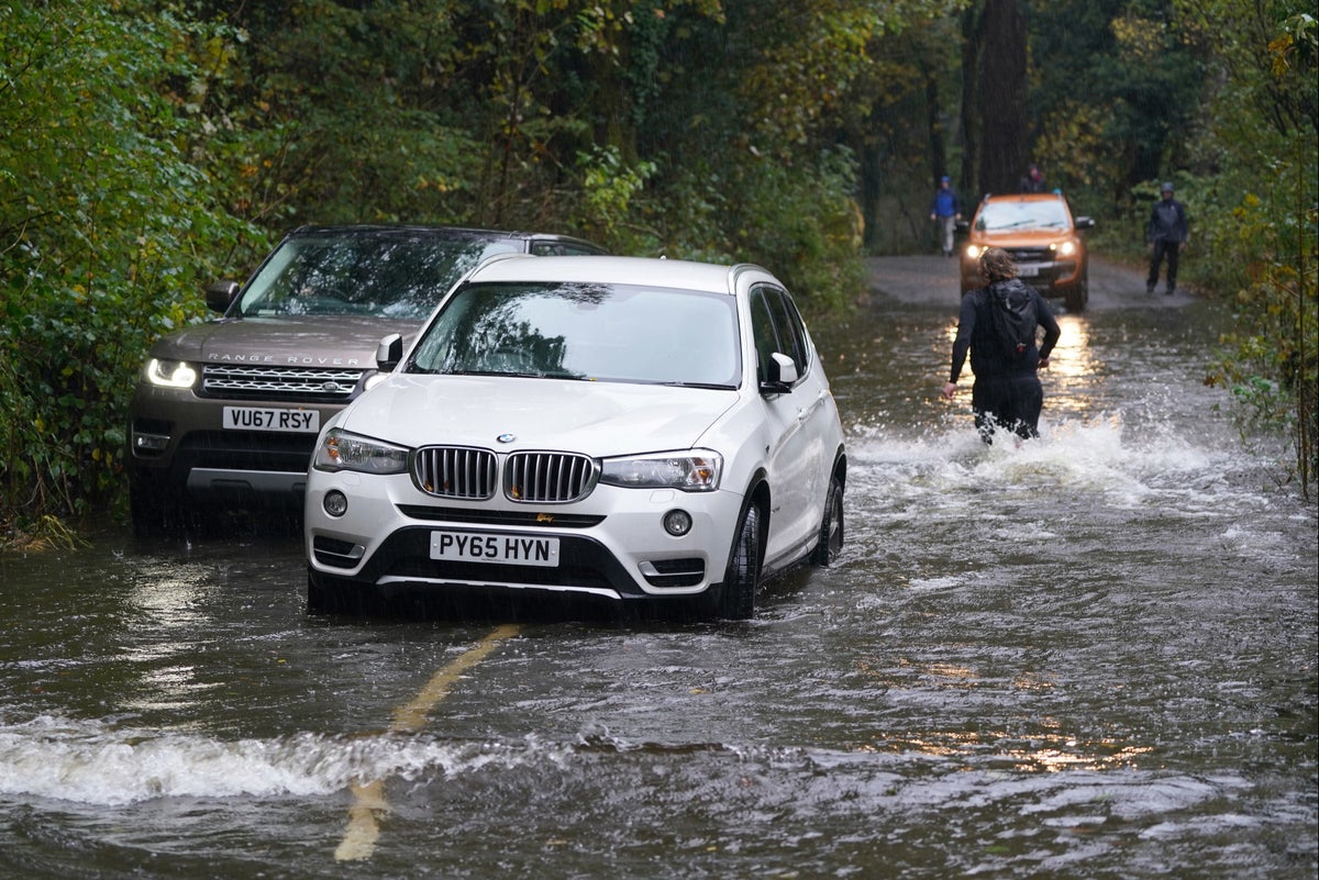 uk-weather:-alert-issued-for-heavy-rain-as-met-office-warns-floods-possible