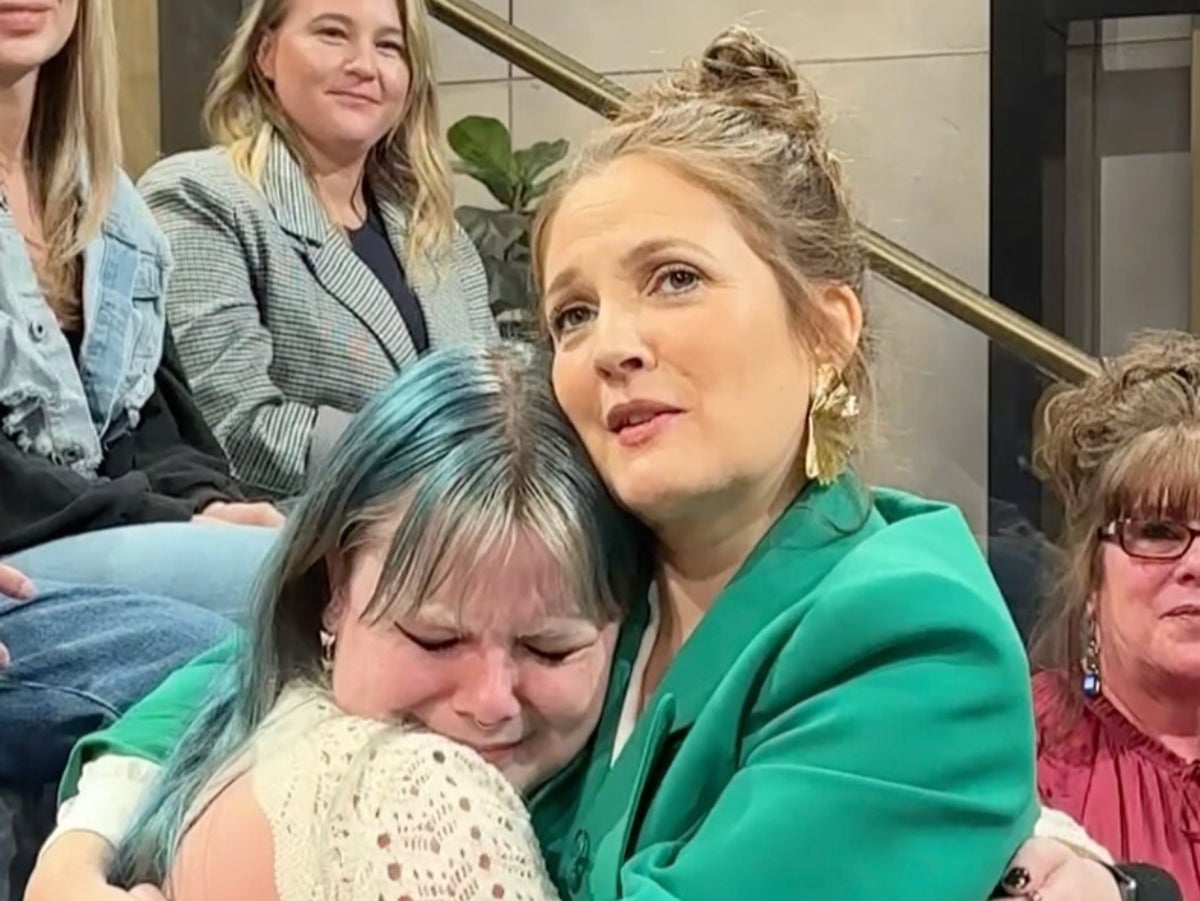 drew-barrymore-stops-show-to-comfort-crying-audience-member