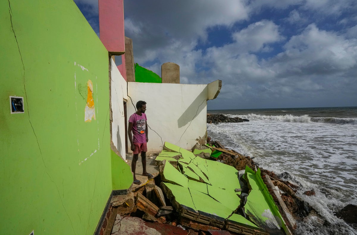 ap-photos:-in-sri-lanka,-fishers-suffer-as-sea-erosion-destroys-homes-and-beaches