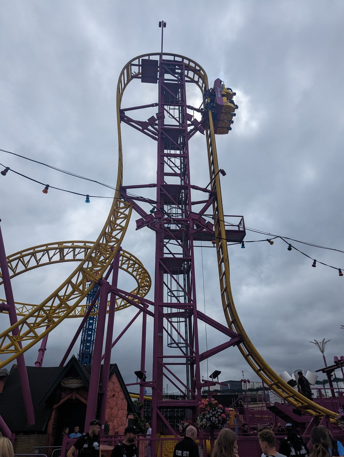 riders-suspended-in-air-on-72-foot-rollercoaster-for-40-minutes