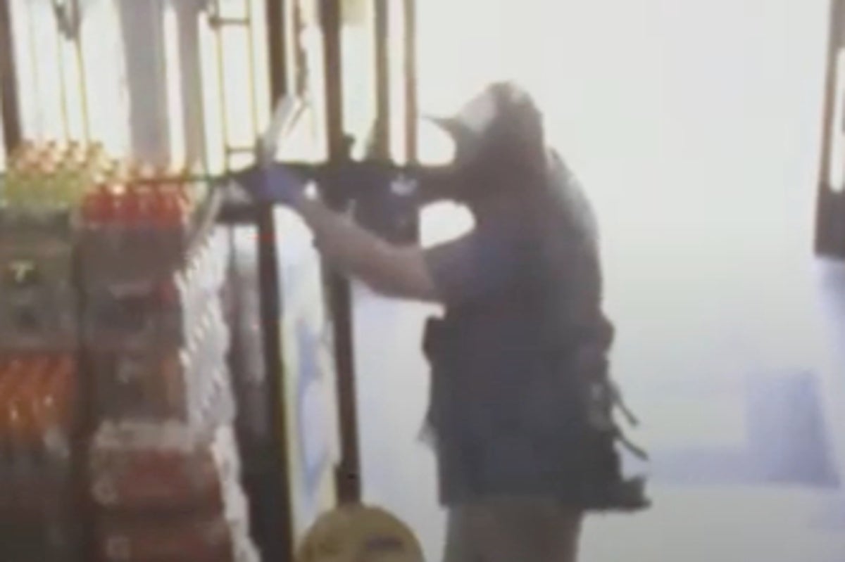 harrowing-video-shows-jacksonville-shooter-launching-rampage-at-dollar-general