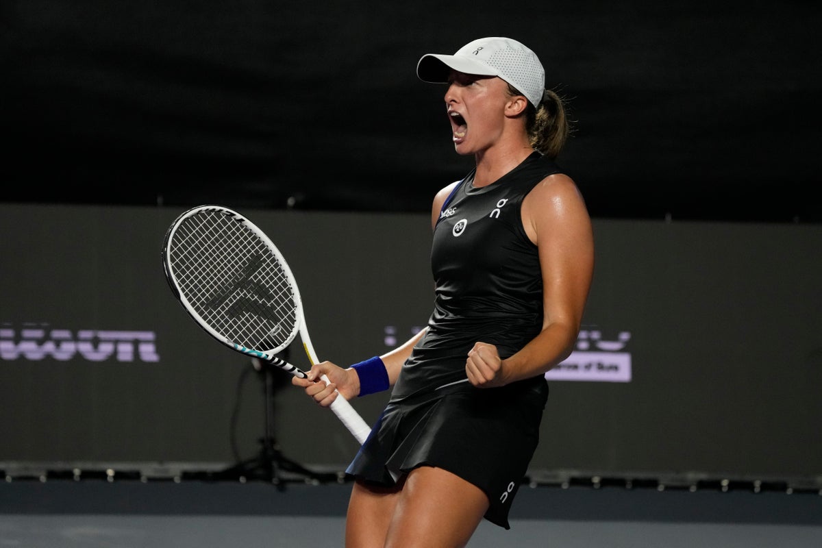 iga-swiatek-defeats-aryna-sabalenka-for-chance-to-reclaim-number-one-spot