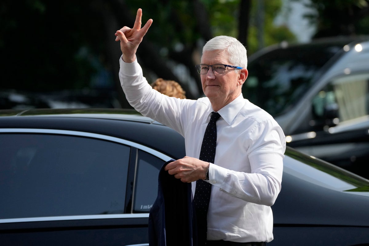 apple-ceo-says-company-is-‘looking-at’-manufacturing-in-indonesia