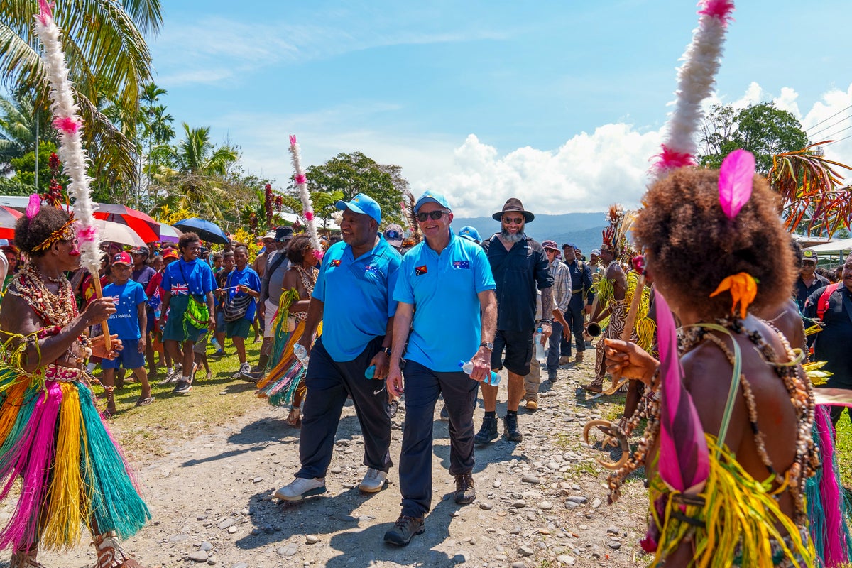 australia-and-papua-new-guinea-leaders-trek-toward-wwii-south-pacific-battleground
