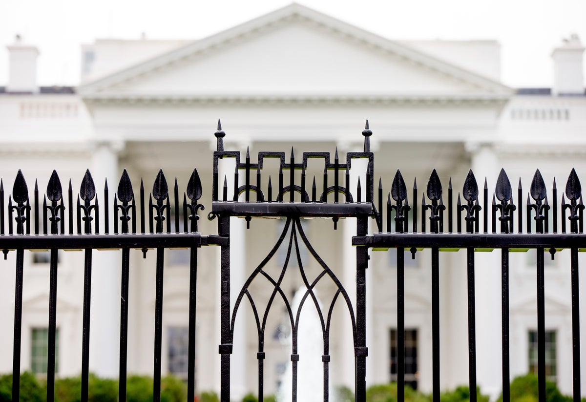 man-dies-after-crashing-car-into-white-house-gate