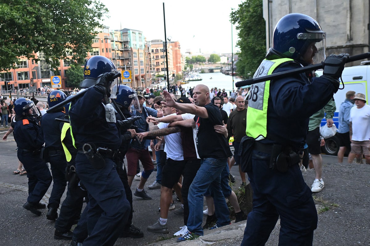 uk-riots-live:-dozens-arrested-as-government-warns-far-right-thugs-‘will-pay-the-price’