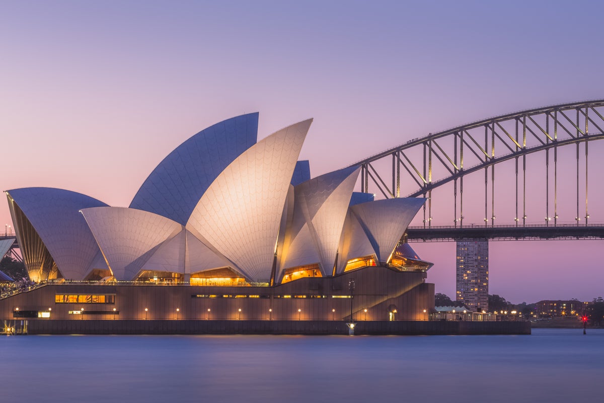 watch-live:-rare-blue-supermoon-captured-above-australia’s-sydney-opera-house