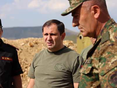 armenia-defense-minister-visits-frontline,-follows-ongoing-large-scale-construction-work-(photos)