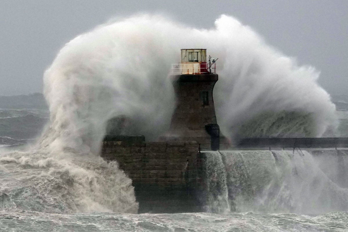 storm-darragh-latest:-uk-braces-for-80mph-winds-and-heavy-rain-as-met-office-issues-amber-weather-warning