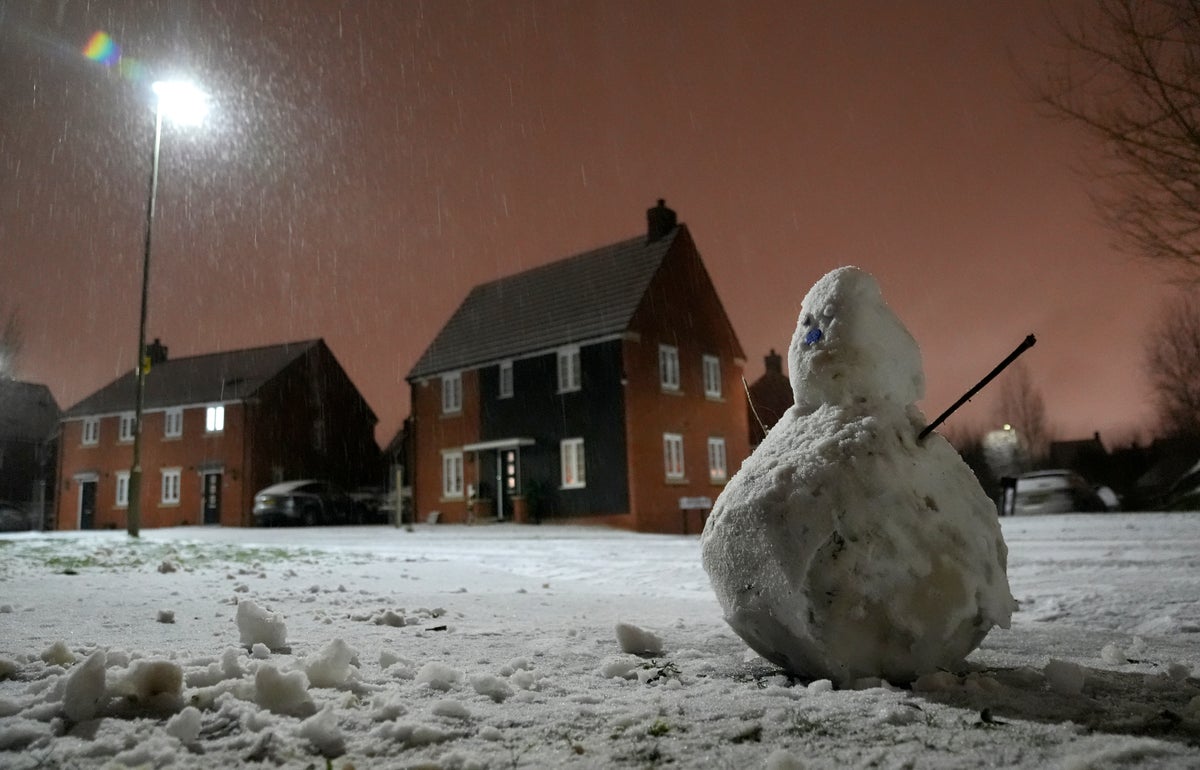 uk-weather-live:-airports-close-runways-leading-to-flight-delays-as-snow-and-freezing-rain-hits-britain