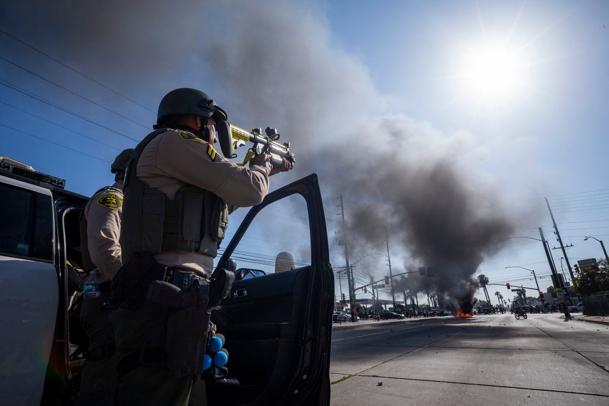 la-protests-live:-national-guard-to-arrive-within-24-hours-after-being-deployed-by-trump-over-immigration-demos