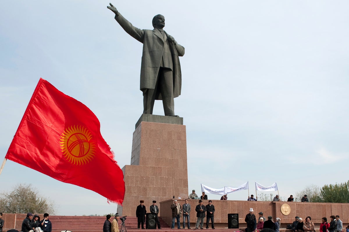central-asia’s-largest-lenin-statue-taken-down-to-be-replaced-by-flagpole