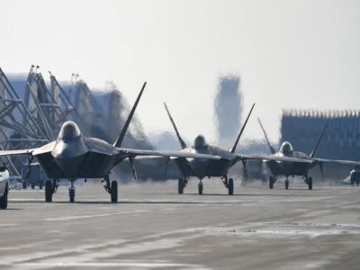 us-is-moving-additional-f-16,-f-22-and-f-35-fighter-jets-to-middle-east