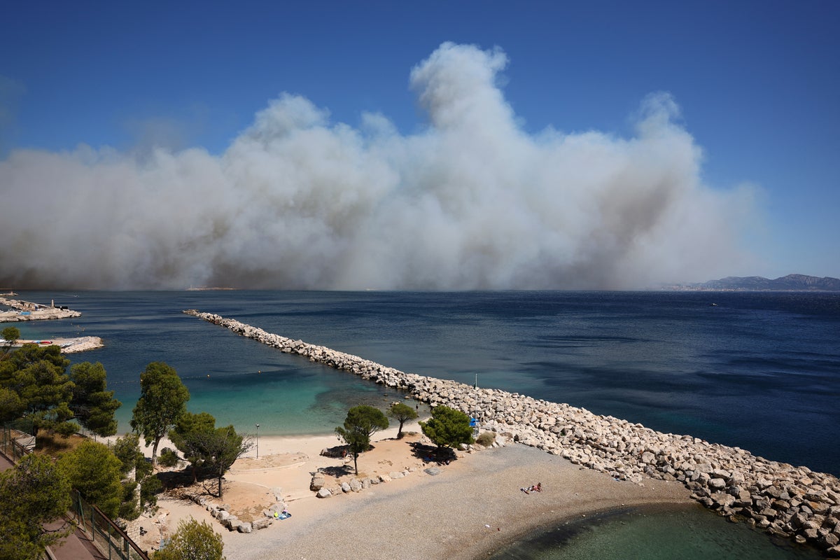 airport-closed-as-huge-wildfire-reaches-outskirts-of-marseille-in-southern-france