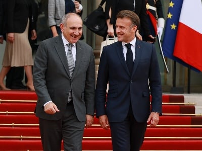 macron-praised-pashinyan-in-armenian-for-“his-brave-efforts-to-establish-peace-with-azerbaijan”