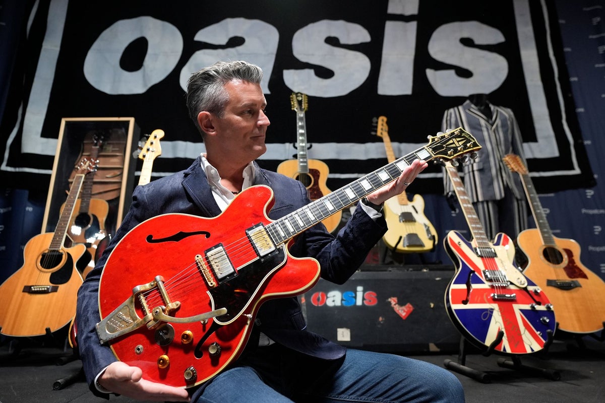 noel-gallagher’s-iconic-guitar-set-for-auction
