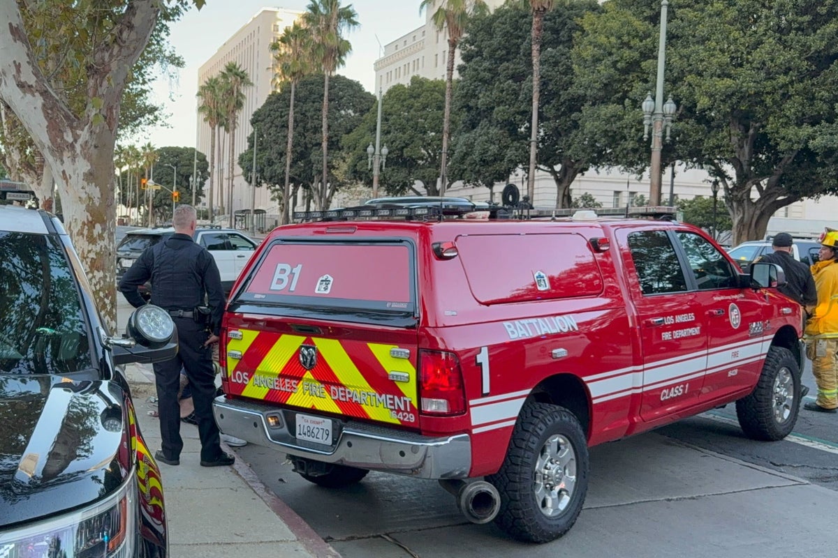 la-city-hall-evacuated-after-car-crashes-into-building’s-steps