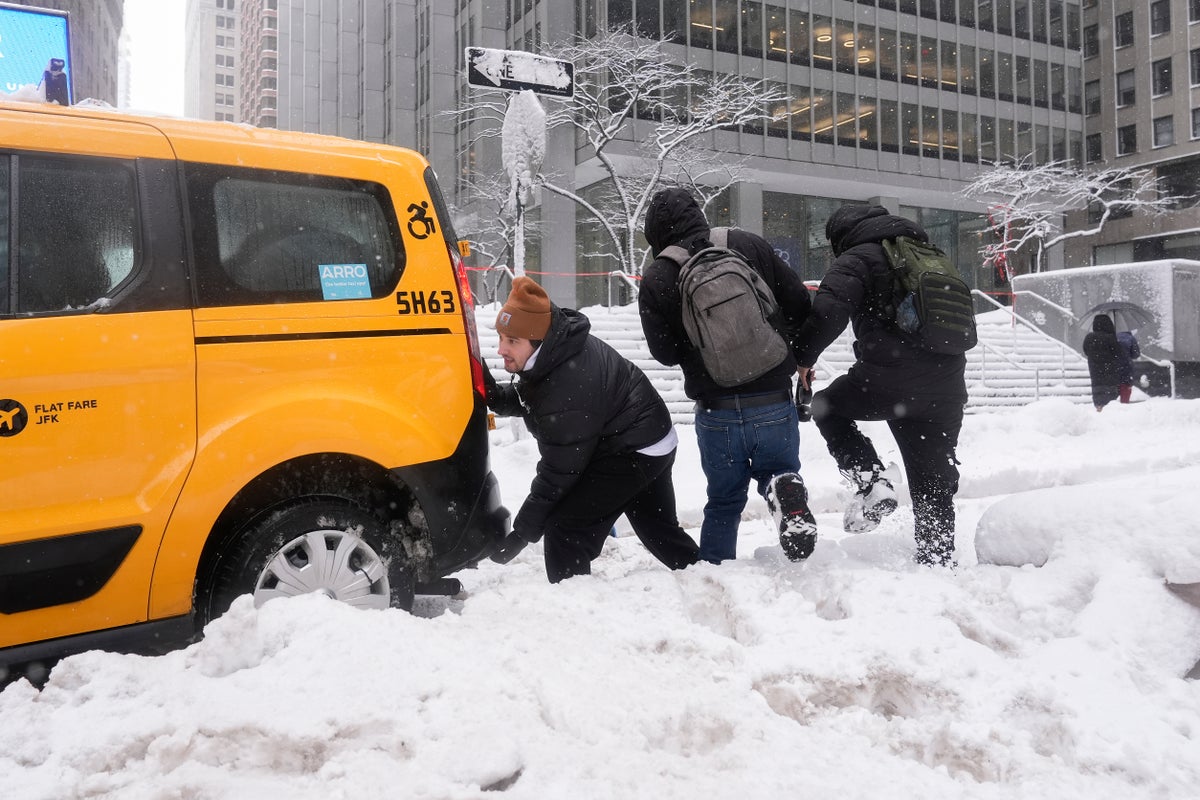 the-latest:-northeast-snowstorm-forces-millions-to-stay-home,-disrupts-flights-and-closes-schools
