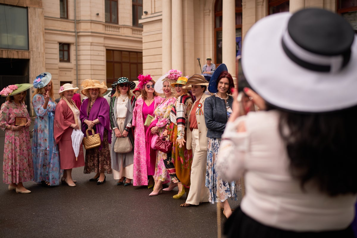 photos:-romania-tips-its-hat-to-world-hat-walk