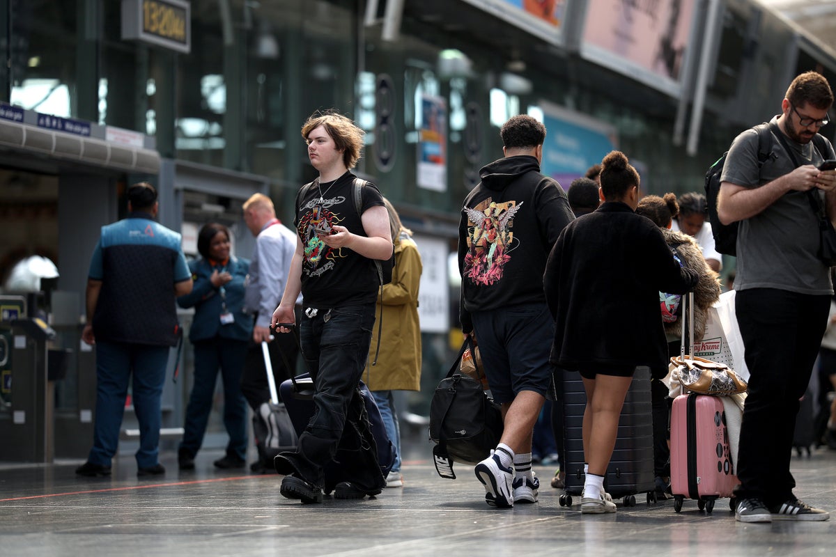 uk-rail-disruption-latest:-commuters-hit-with-travel-chaos-after-power-failure