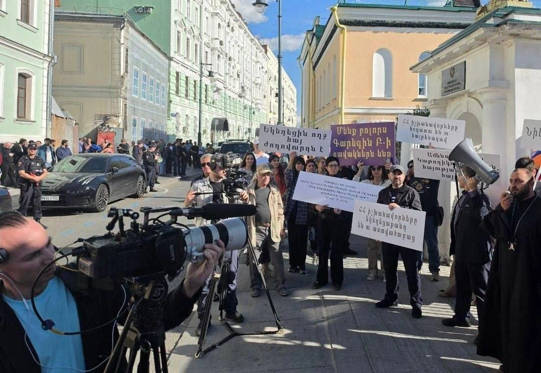 demonstration-held-outside-armenia-embassy-in-russia-in-defense-of-catholicos-of-all-armenians