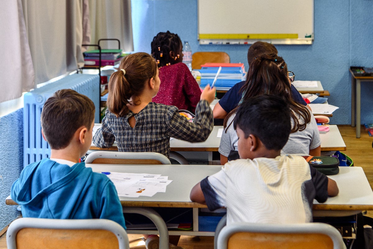 british-pupils-lost-15-million-hours-of-teaching-time-during-heatwave,-study-finds